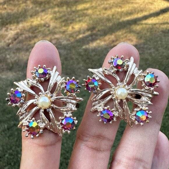 VTG Flower Earrings Aurora Borealis Crystal Rhinestone Faux Pearl Gold Tone 1.5" - Picture 1 of 8